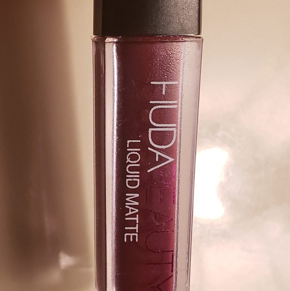 Huda liquid mini size lipstick